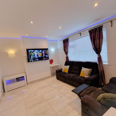 Delightful & Spacious Guest House In Farnworth Near Bolton Hospital Экстерьер фото