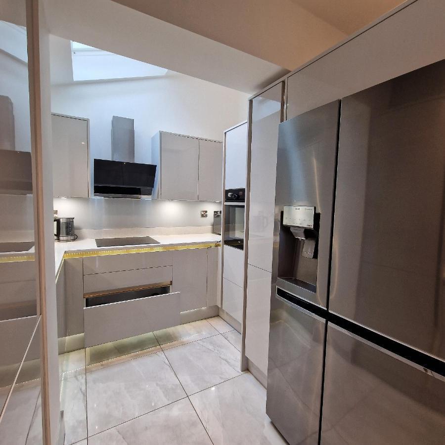 Delightful & Spacious Guest House In Farnworth Near Bolton Hospital Экстерьер фото