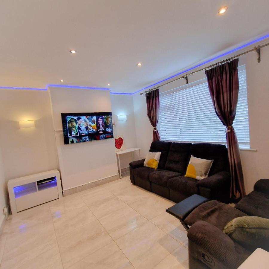 Delightful & Spacious Guest House In Farnworth Near Bolton Hospital Экстерьер фото