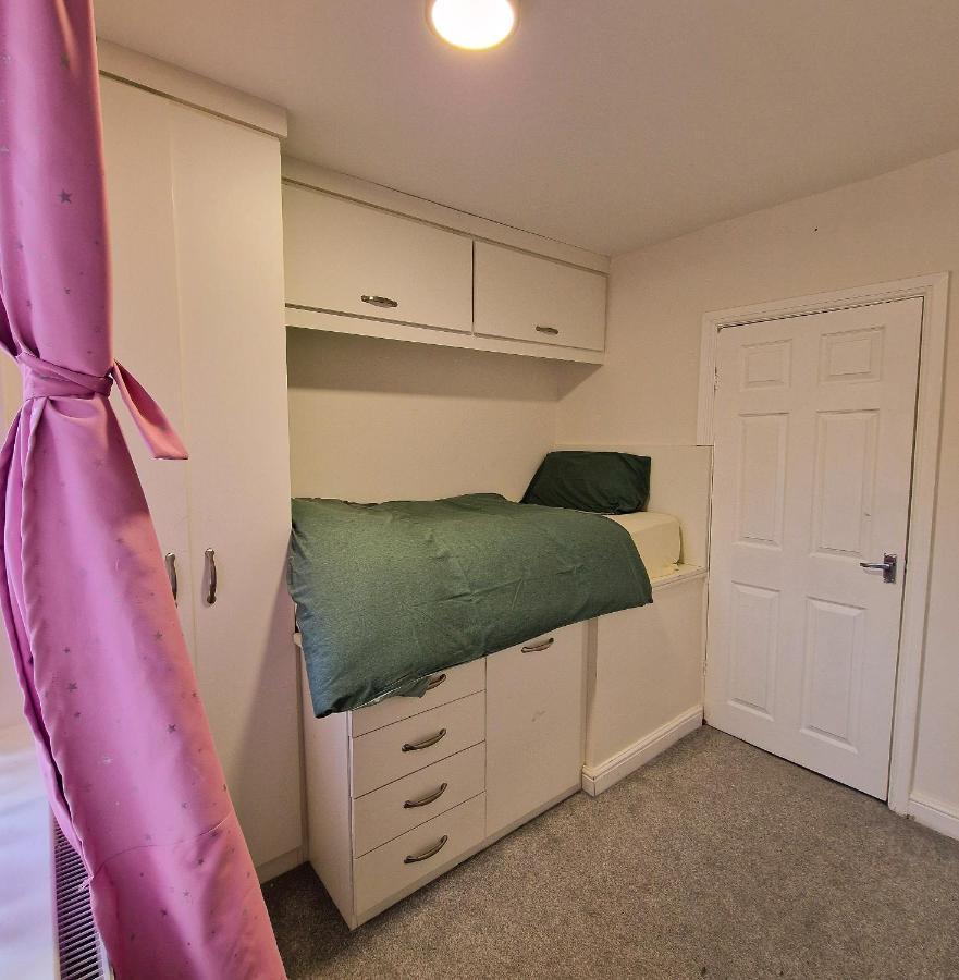 Delightful & Spacious Guest House In Farnworth Near Bolton Hospital Экстерьер фото
