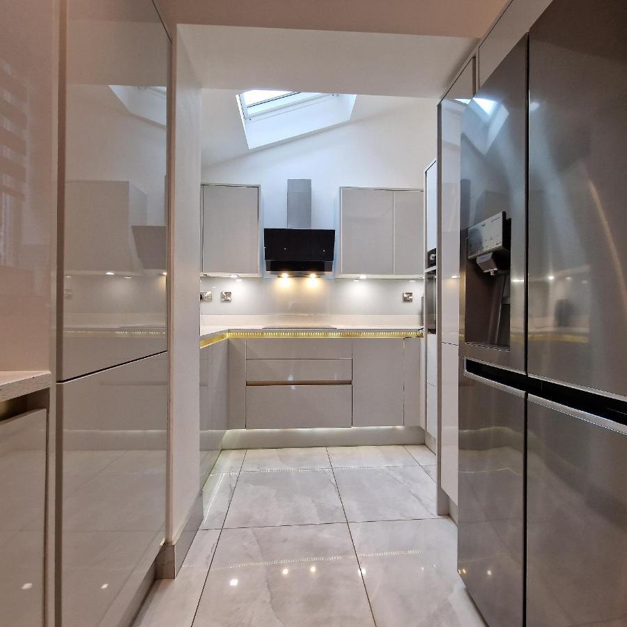 Delightful & Spacious Guest House In Farnworth Near Bolton Hospital Экстерьер фото