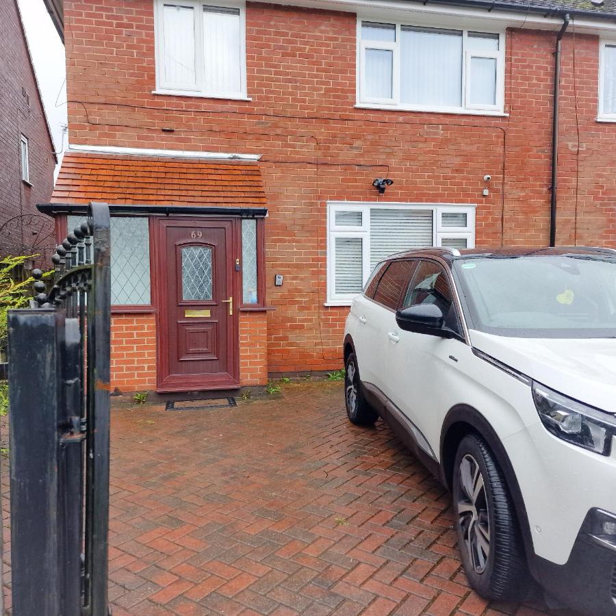 Delightful & Spacious Guest House In Farnworth Near Bolton Hospital Экстерьер фото