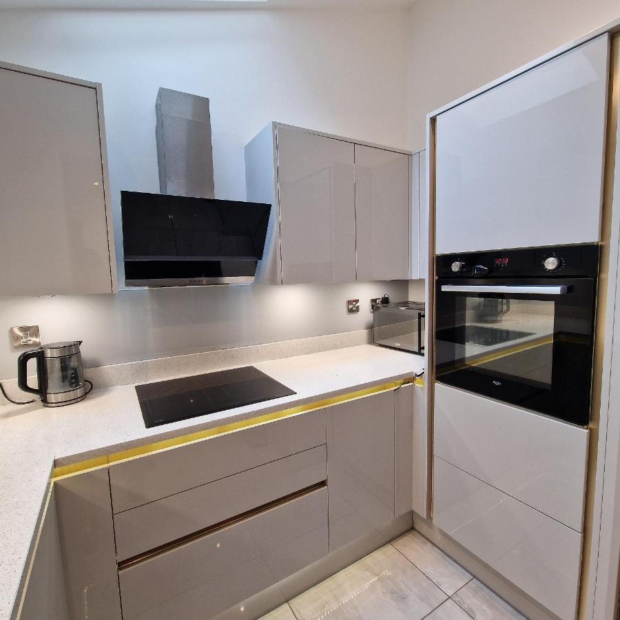 Delightful & Spacious Guest House In Farnworth Near Bolton Hospital Экстерьер фото