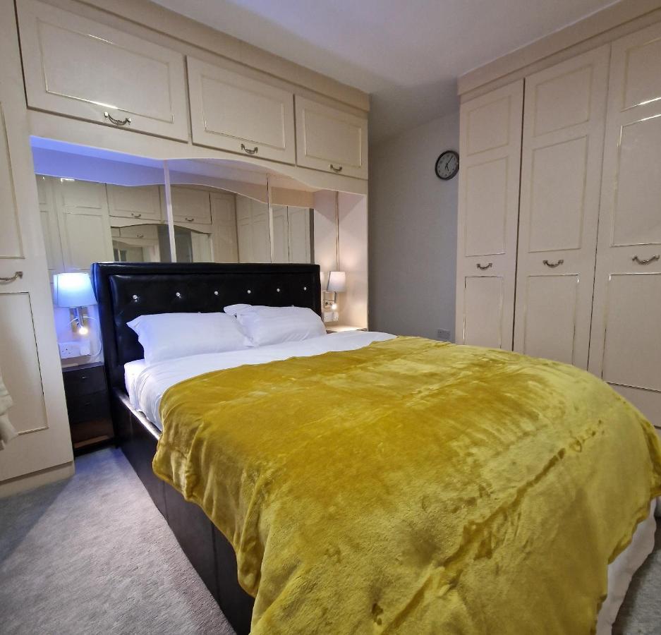 Delightful & Spacious Guest House In Farnworth Near Bolton Hospital Экстерьер фото