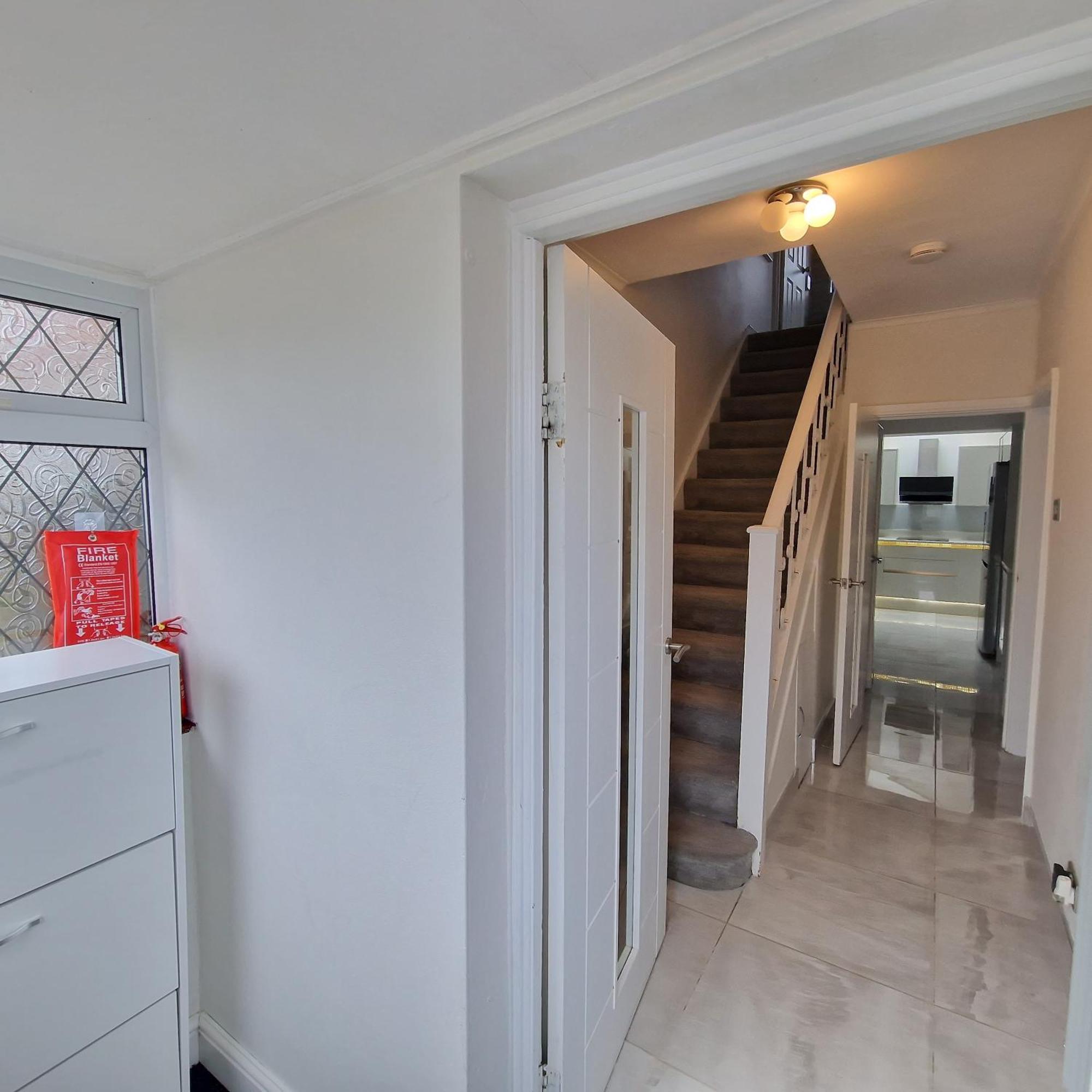 Delightful & Spacious Guest House In Farnworth Near Bolton Hospital Экстерьер фото